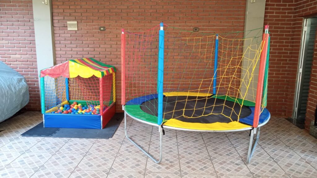 Aluguel de Brinquedos em São Paulo Guarulhos - Mesas e Cadeiras de Plástico Freezer Pranchão